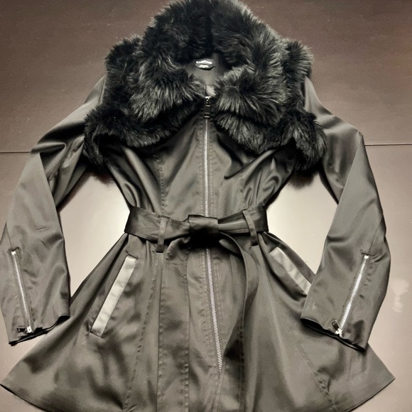 Black trench coat with faux fur shrug collar - Picture 4 of 16